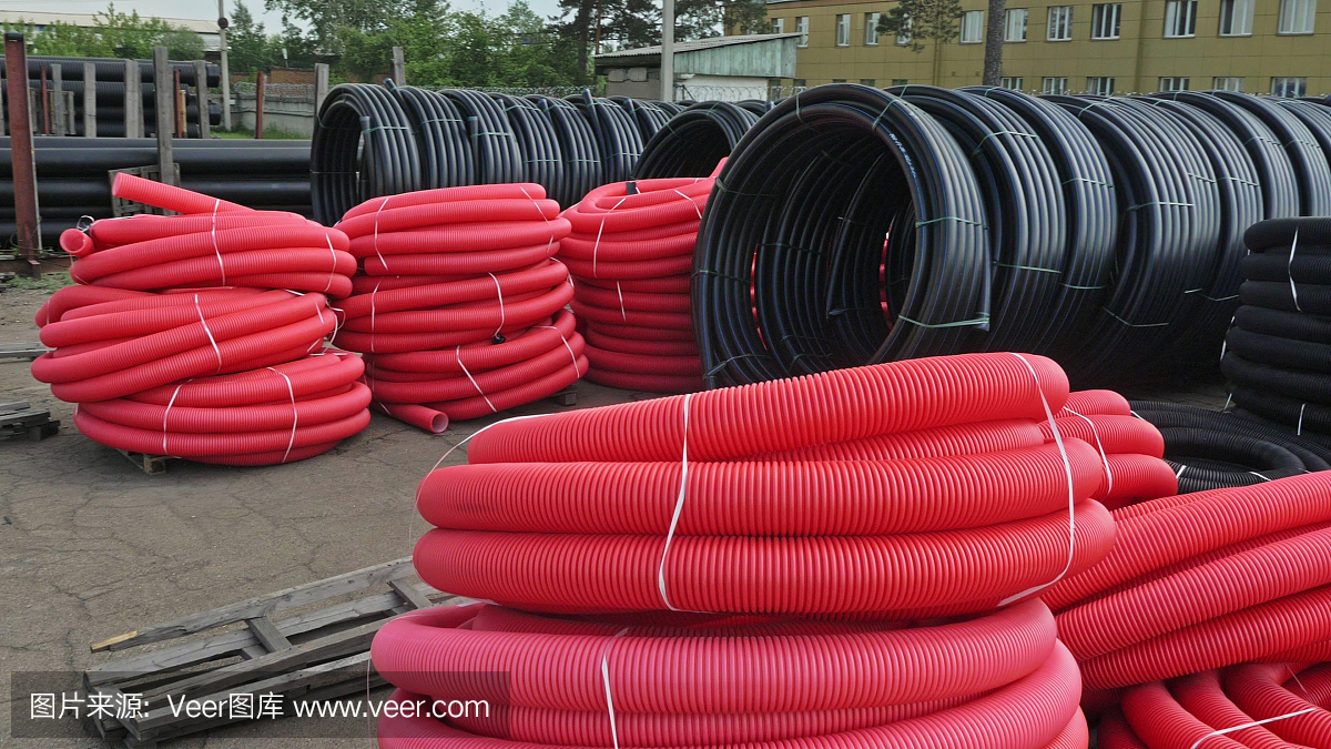 成品塑料管倉庫,工業(yè)戶外儲存場地。生產塑料水管的工廠。